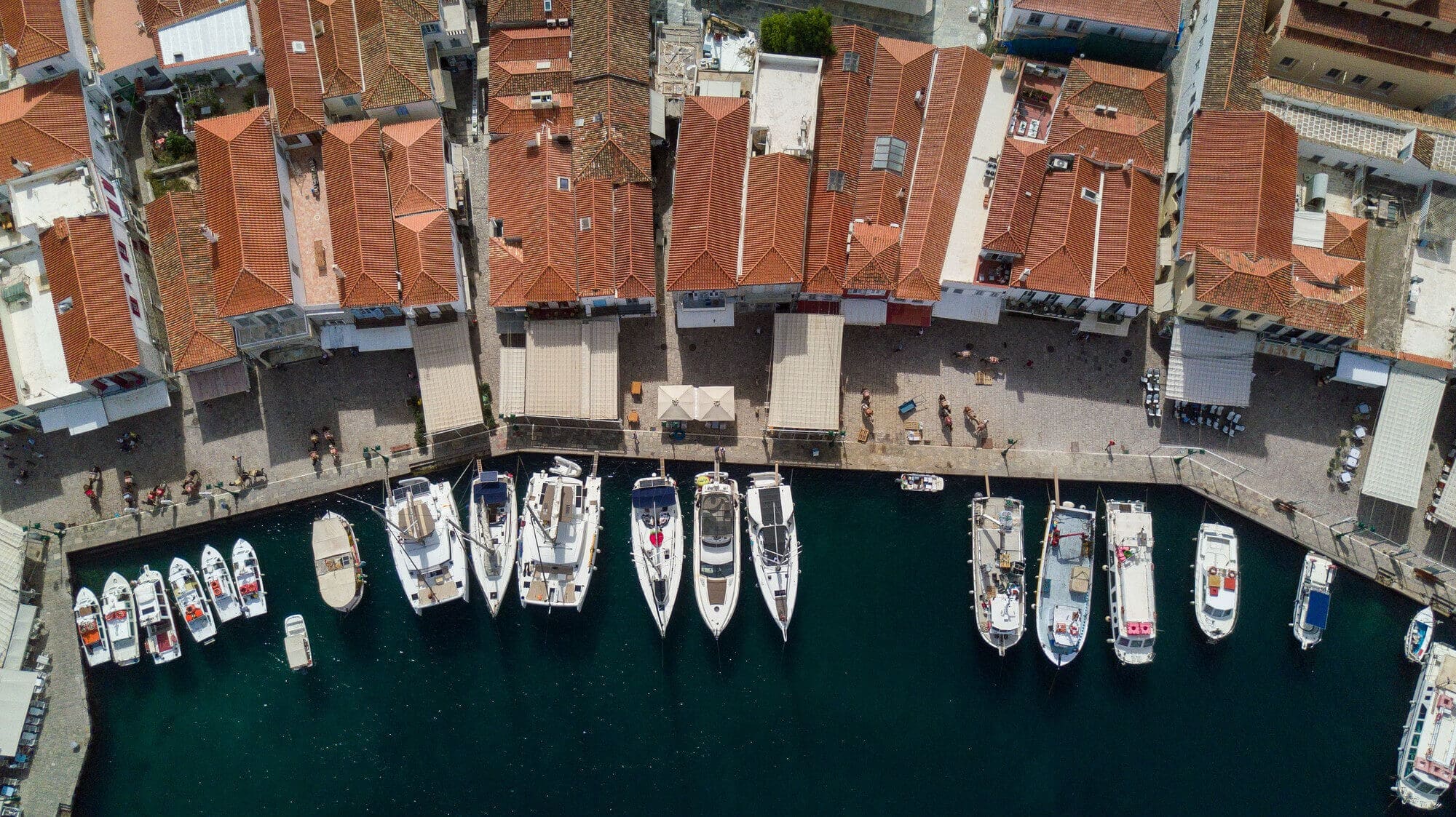borne-marche-port-bord-de-mer